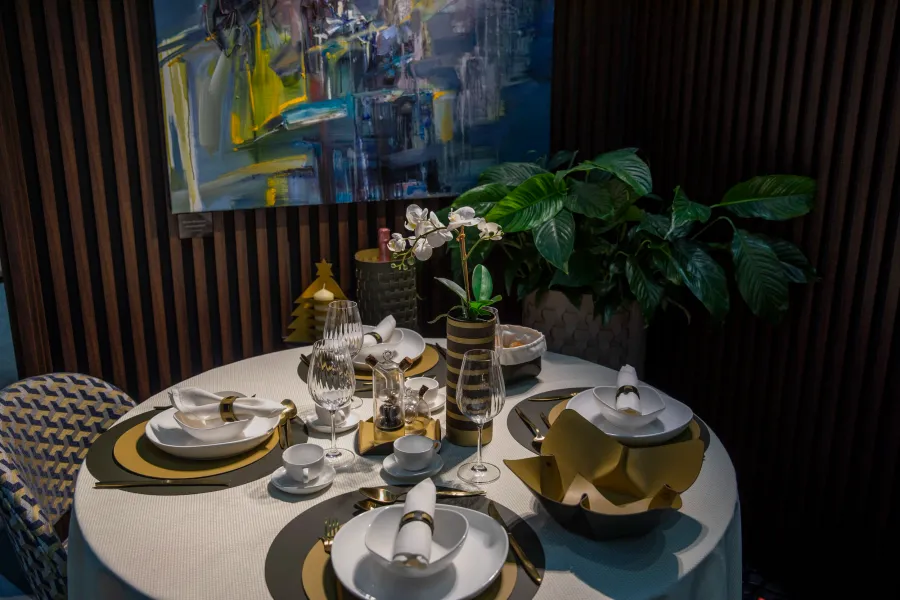 obrazek 2 Skórzana dwustronna podkładka na stół Ø35 cm w kolorze czarnym i szarym