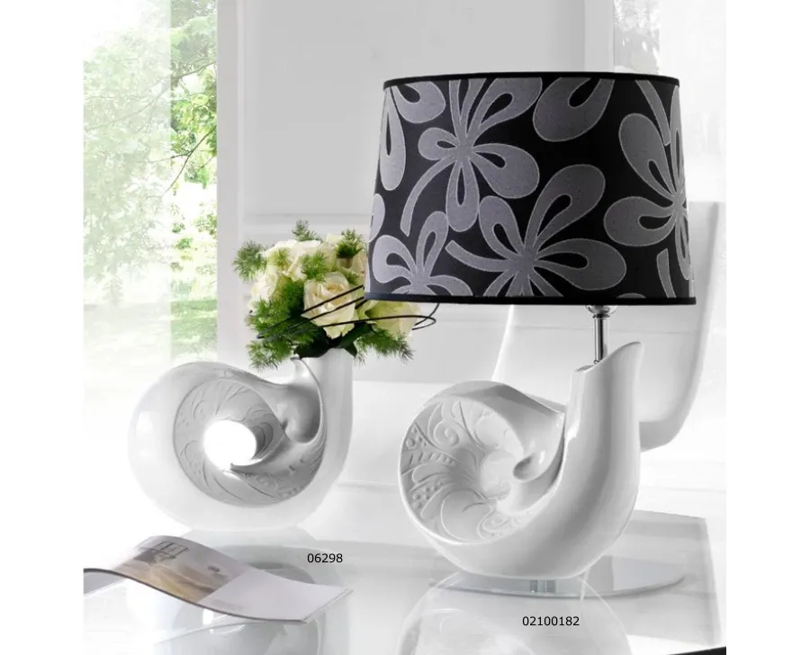 obrazek 2 Porcelanowy biały wazon zagięty w spiralę ze zdobieniem
