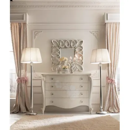 Zdjęcie Komoda Brigitte z litego drewna wykończona białym lakierem z reliefową dekoracją florystyczną - Avenanti