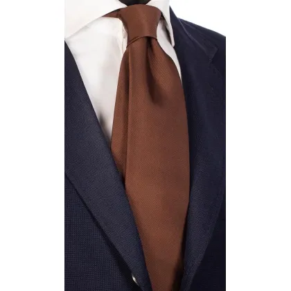 Zdjęcie Jednokolorowy, brązowy krawat wykonany z jedwabiu