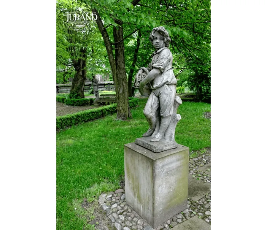 obrazek 1 Niesamowita rzeźba chłopca z koszem