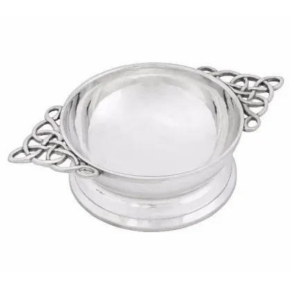 Zdjęcie Prosta czarka Quaich z rączkami w kształcie węzła celtyckiego – stylowy prezent