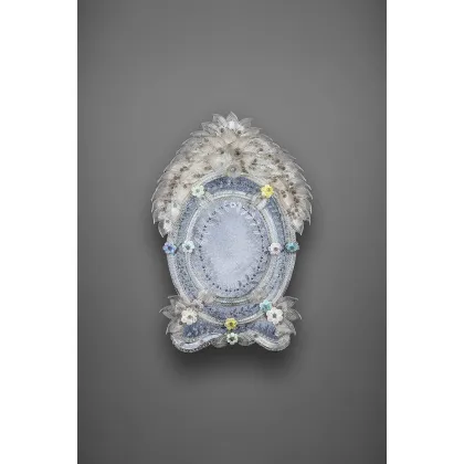 Zdjęcie Stylowa reprodukcja lustra z XX wieku ze szklaną ramą i kwiatami ze szkła Murano