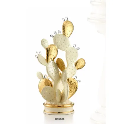 Zdjęcie Piękna beżowo-złota figurka opuncji Ceramiche Stella