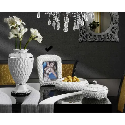 Picture Tasteful photo frame in white and platinum - Bruno Costenaro