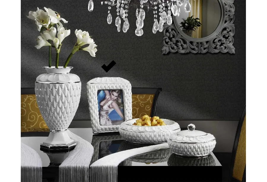 picture 1 Tasteful photo frame in white and platinum - Bruno Costenaro