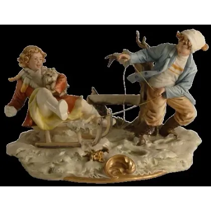 Zdjęcie Stylowa porcelanowa figurka dzieci na sankach