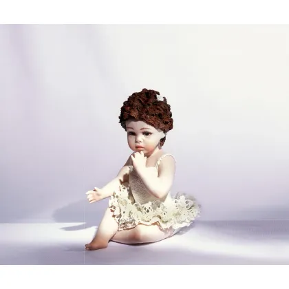 Zdjęcie Piękna figurka dziewczynki z porcelany - Sibania