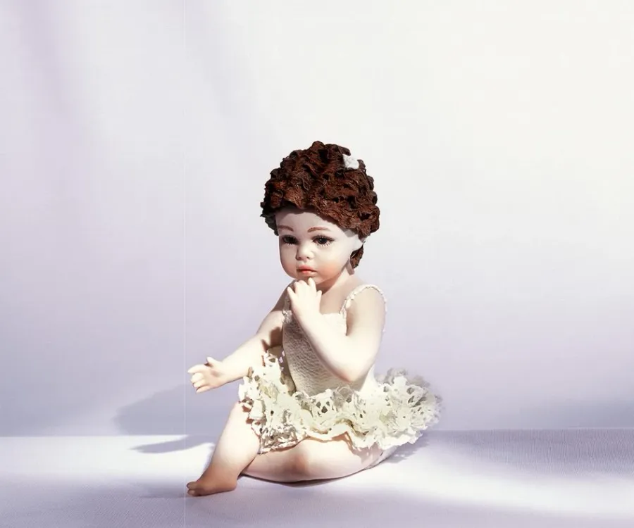 obrazek 1 Piękna figurka dziewczynki z porcelany - Sibania