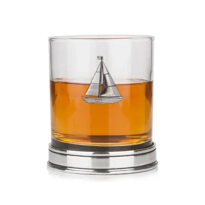 Zdjęcie Niepowtarzalna szklanka do whisky z żaglówką – wyjątkowy prezent dla żeglarza