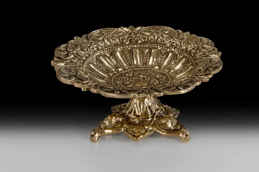 picture 1 Round plates with heart-shaped leaves fretwork