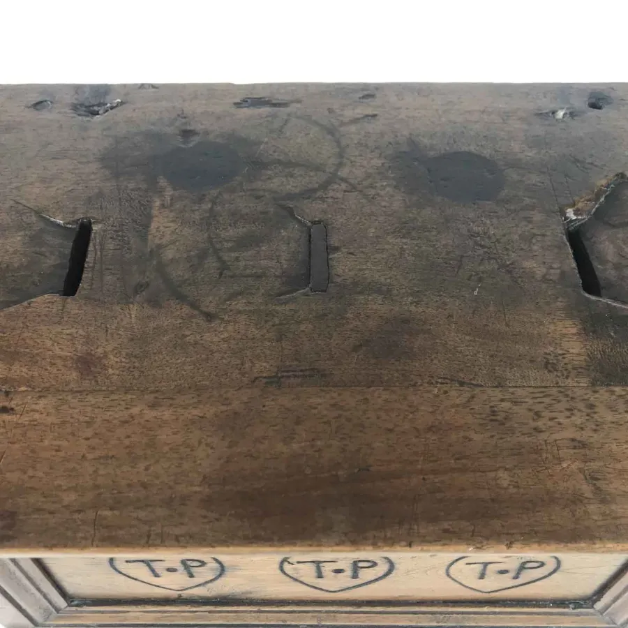 obrazek 3 Siedemnastowieczny jałmużnik z orzecha włoskiego w kształcie skrzyni