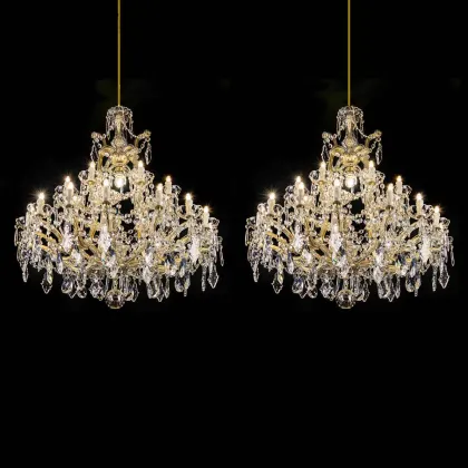 Zdjęcie Para antycznych kryształowych żyrandoli Marii Teresy, 24 światła rozłożone na zakrzywionych ramionach