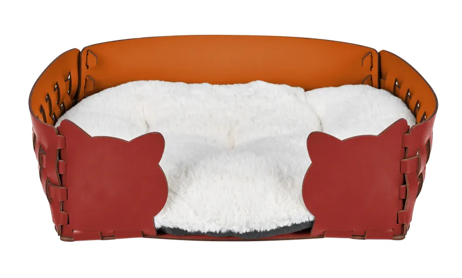 obrazek 1 Przytulne skórzane legowisko dla kota 45x30xH15 cm zdobione motywem kocich głów