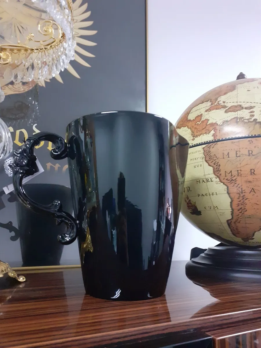picture 2 Classic big jug with the handle on stylish tables