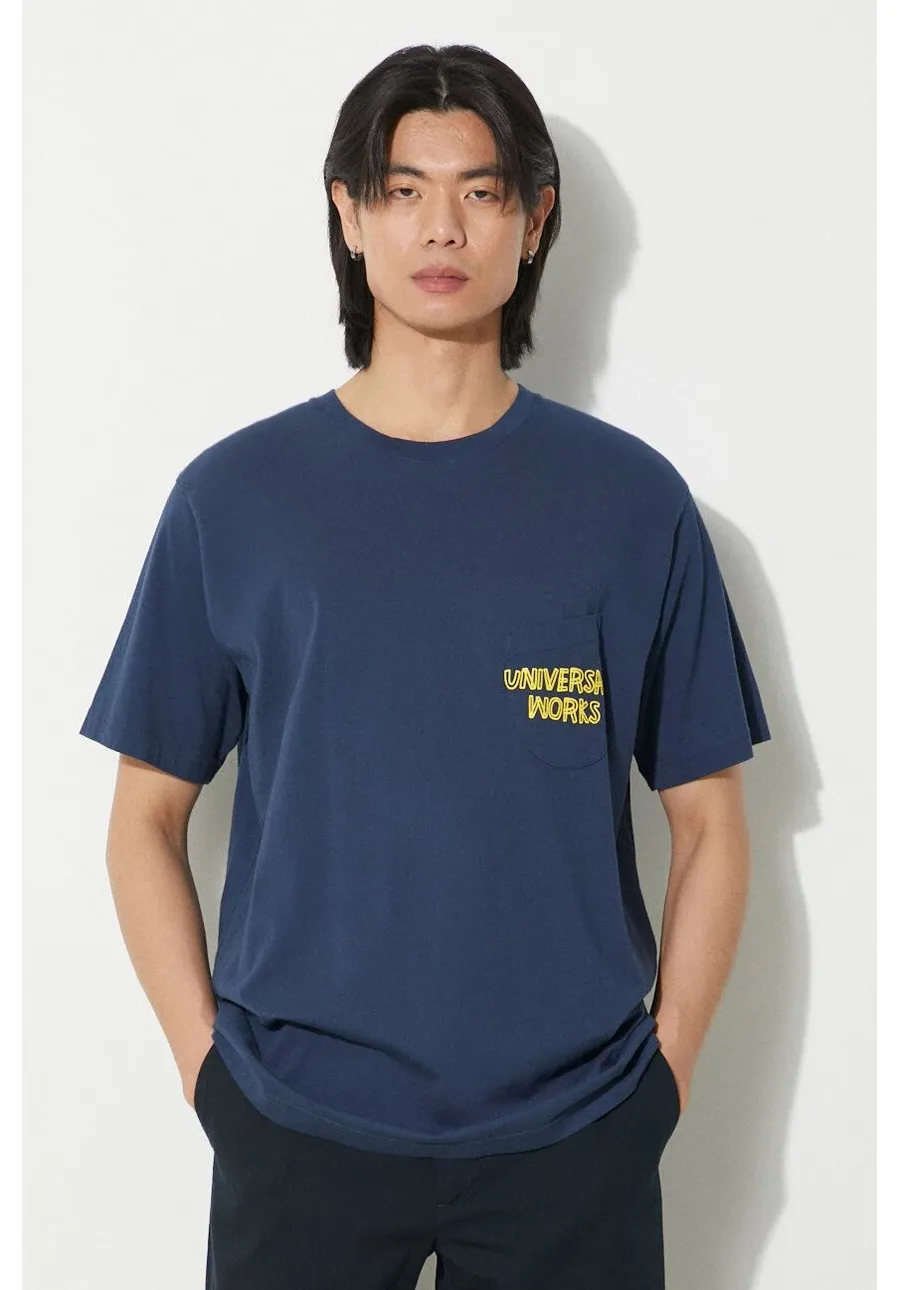 obrazek 1 Universal Works t-shirt bawełniany Print Pocket Tee męski kolor granatowy z nadrukiem 30611.NAVY
