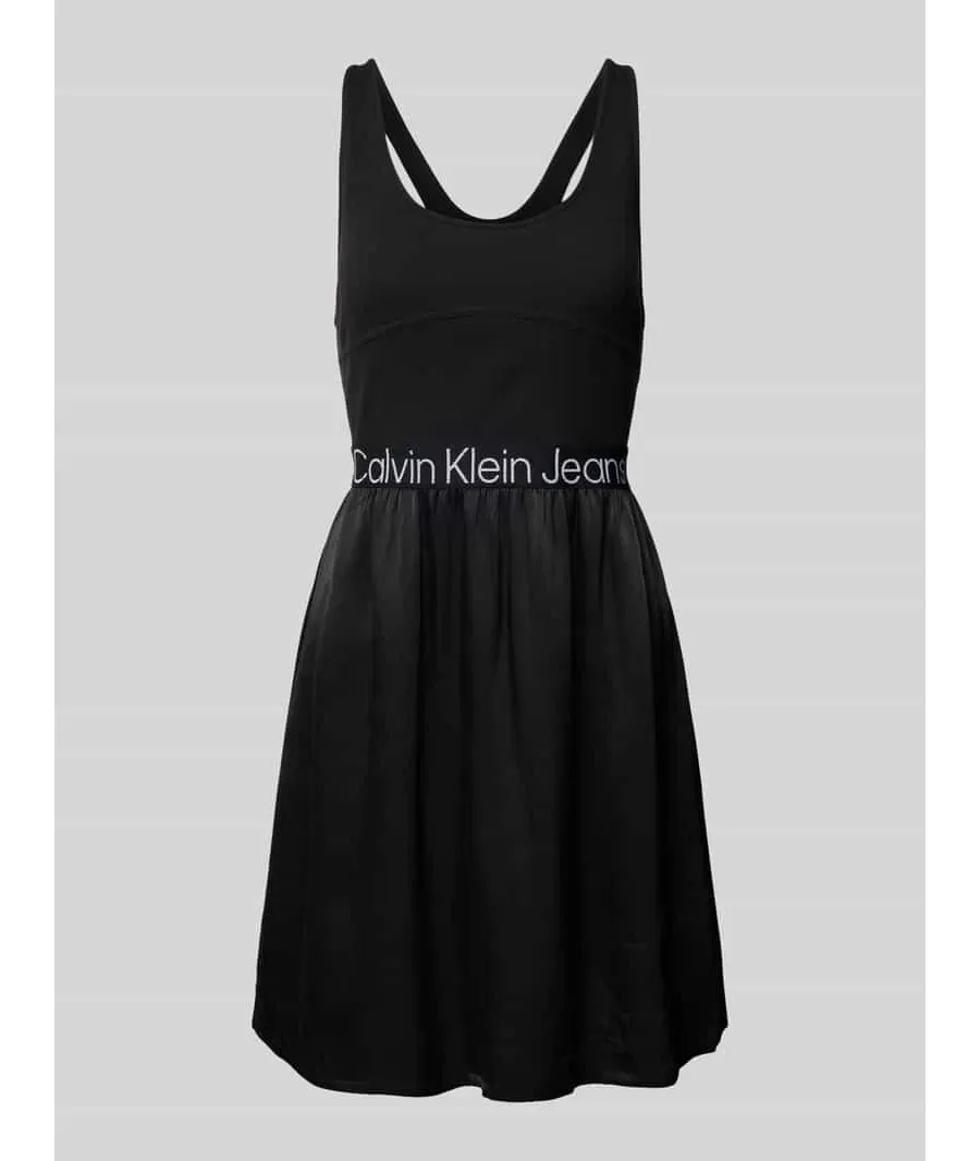 obrazek 1 Sukienka mini z tyłem o kroju bokserki