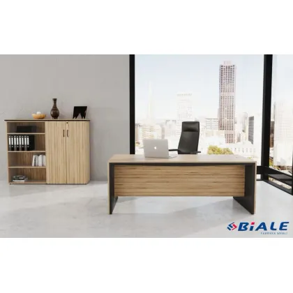 Zdjęcie Klasyczne biurko gabinetowe w prostej stylistyce