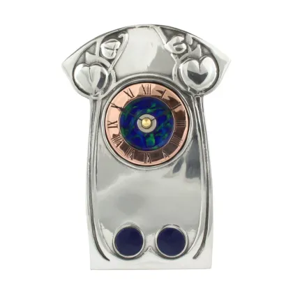 Zdjęcie Niepowtarzalny zegar Archibalda Knoxa zdobiony niebieską emalią – stylowy prezent