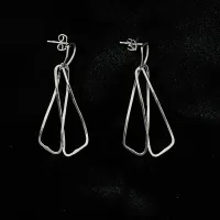 Zdjęcie Eleganckie długie trójkątne kolczyki - wyjątkowy prezent z okazji rocznicy