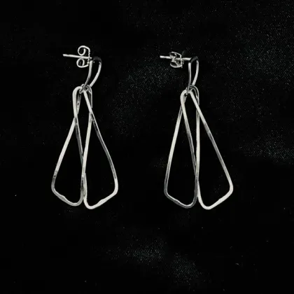 Zdjęcie Eleganckie długie trójkątne kolczyki - wyjątkowy prezent z okazji rocznicy