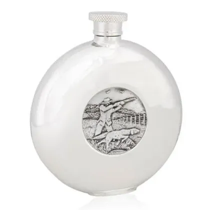 Zdjęcie Piersiówka zdobiona postacią strzelca sportowego – prezent dla mężczyzny