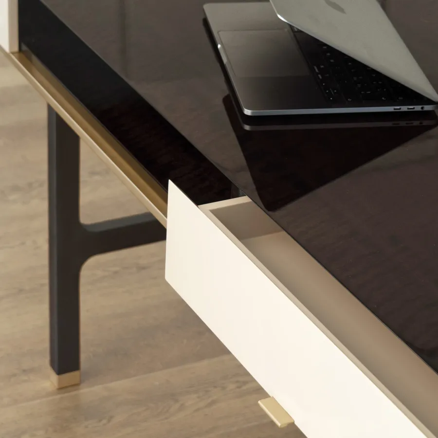 obrazek 4 Atrakcyjne włoskie biurko do biura lub gabinetu - styl modernistyczny