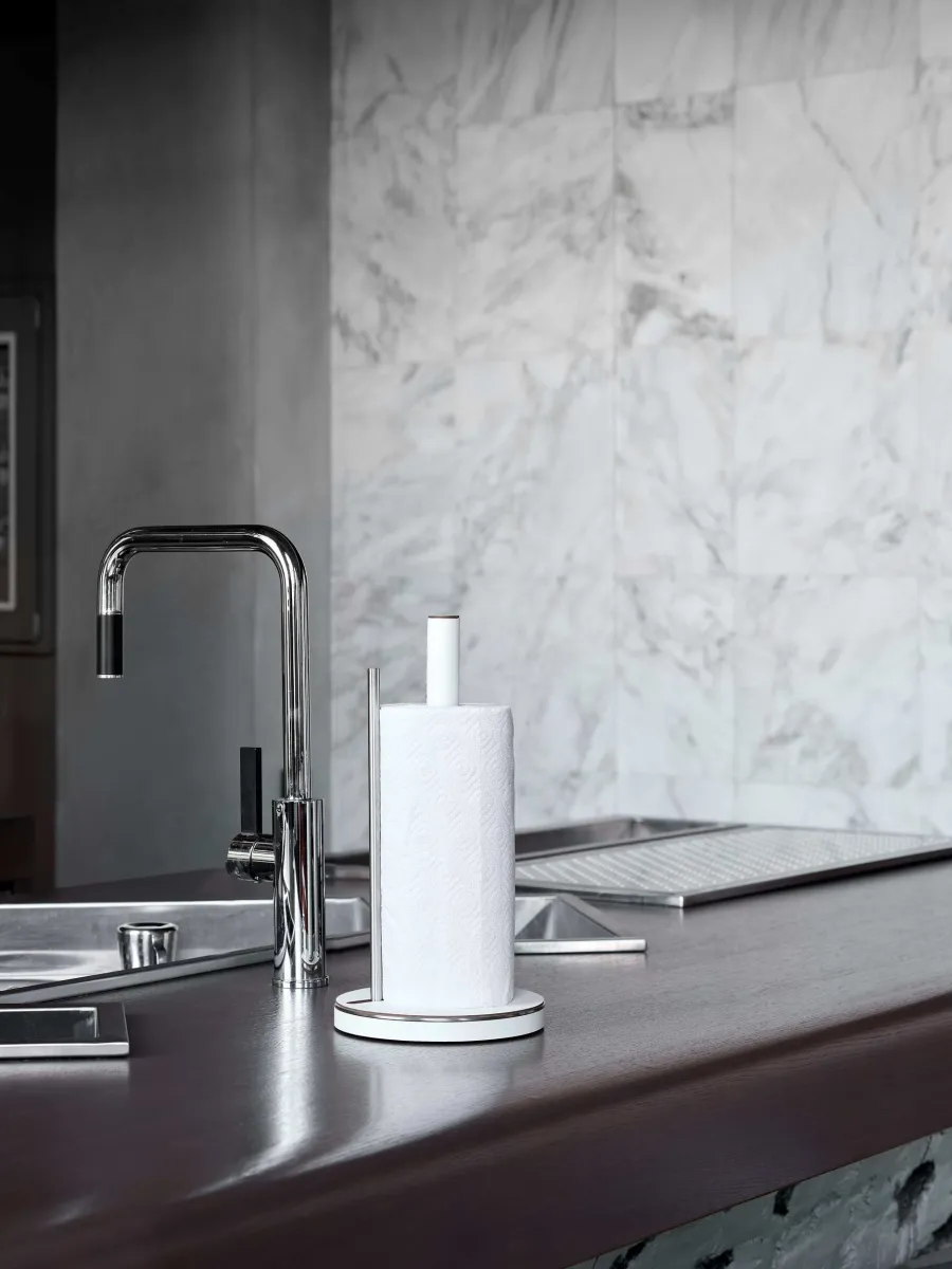 obrazek 3 Biały uchwyt na kuchenny ręcznik papierowy wykonany z metalu i naturalnej skóry