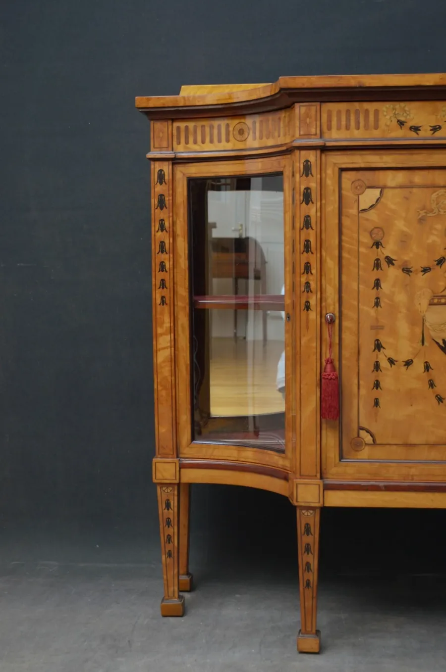 obrazek 7 Wyjątkowy edwardiański kredens/witryna Maple & Co, z inkrustowanym blatem - antyk