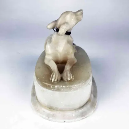 Zdjęcie Pudełko w kształcie owalu z rzeźbionego alabastru z psem