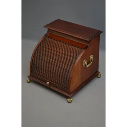 Zdjęcie Znakomity i bardzo niezwykły, tajemniczy przedmiot, mający uniesiony blat z prostokątną komorą