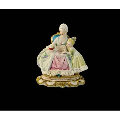 Zdjęcie Porcelanowa figura kobiety siedzącej