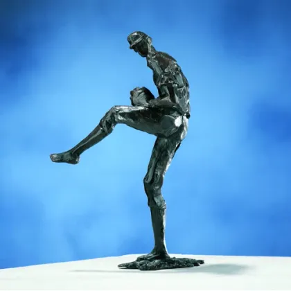 Zdjęcie Stylowa figurka bejsbolisty rzucającego piłką - wyjątkowy prezent dla miłośnika sportu