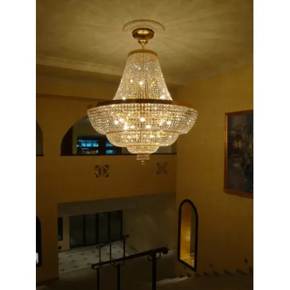 Zdjęcie Stylowy kryształowy żyrandol w antycznym stylu