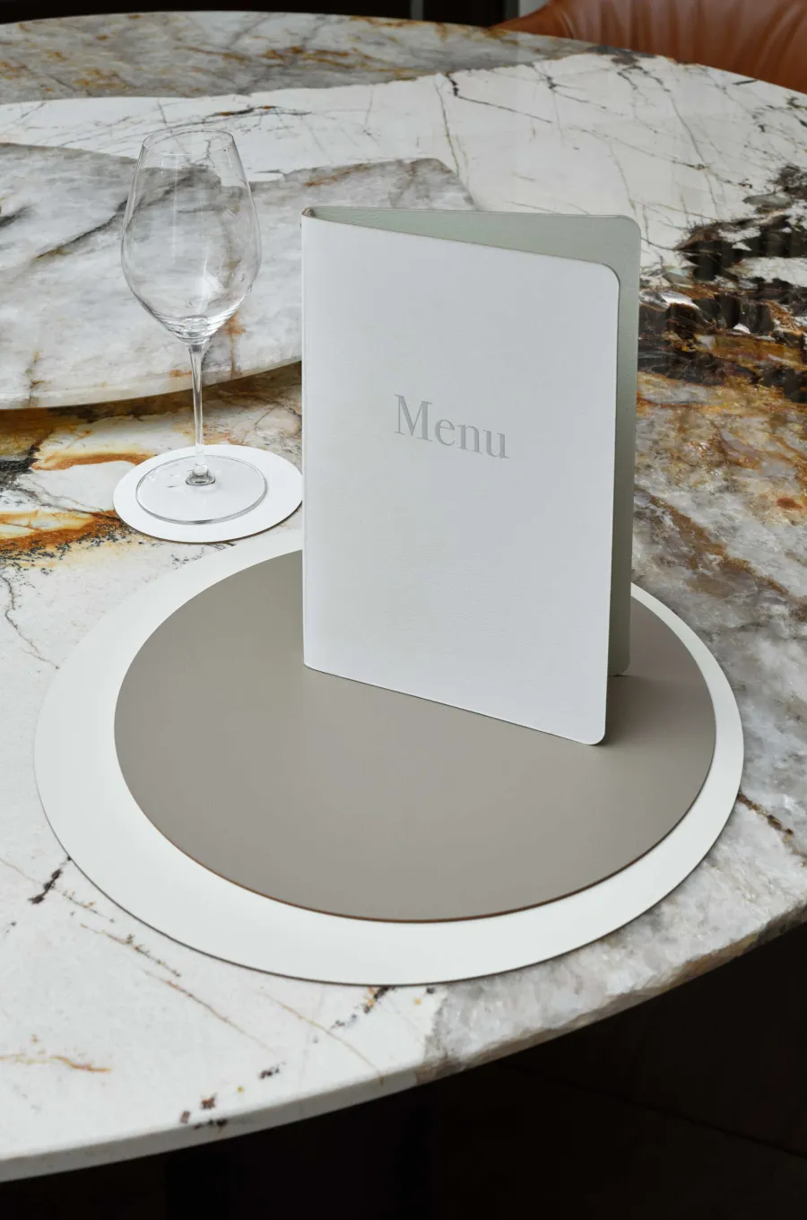 obrazek 4 Dwustronna skórzana podkładka na stół Ø30 cm w kolorze cappuccino i czekoladowym