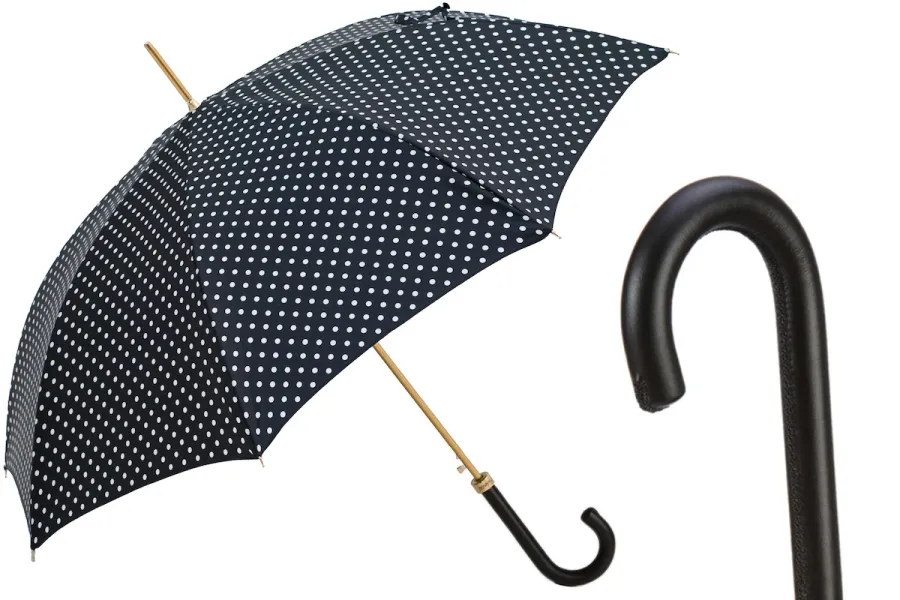 obrazek 1 Piękny czarny parasol damski w białe kropki – Pasotti