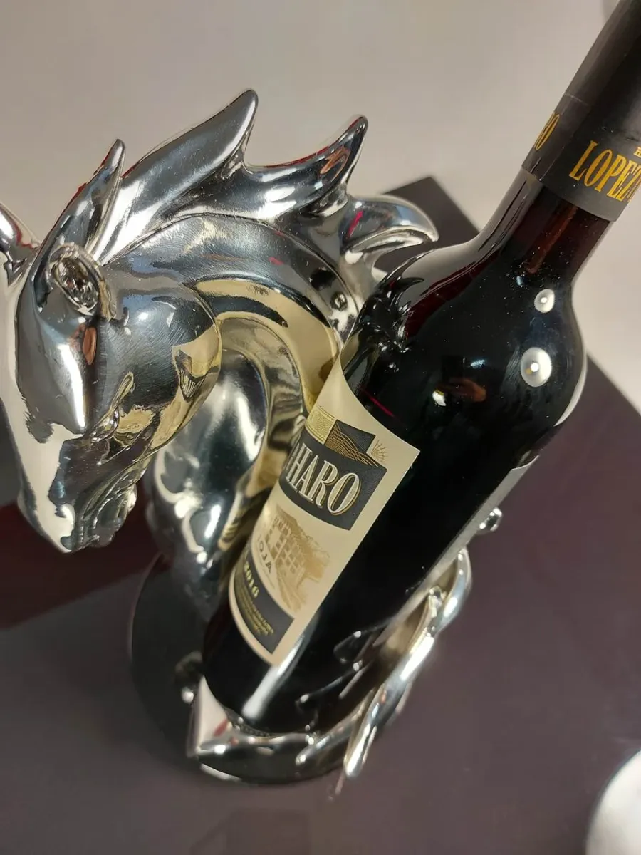 obrazek 3 Wyjątkowy upominek - figura konia jako podstawka na wino