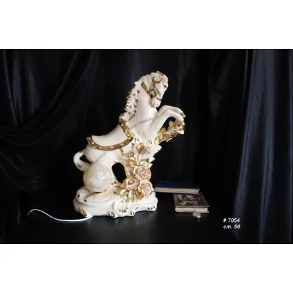 Zdjęcie Niesamowita figurka konia z ceramiki