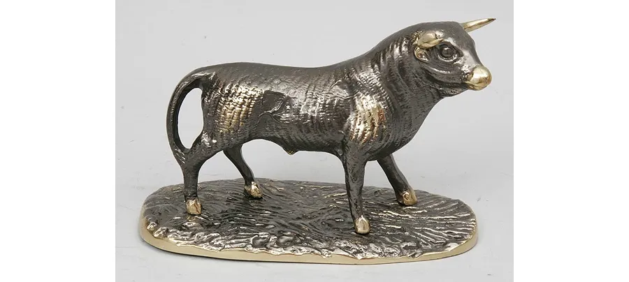 obrazek 1 Figura byka z brązu