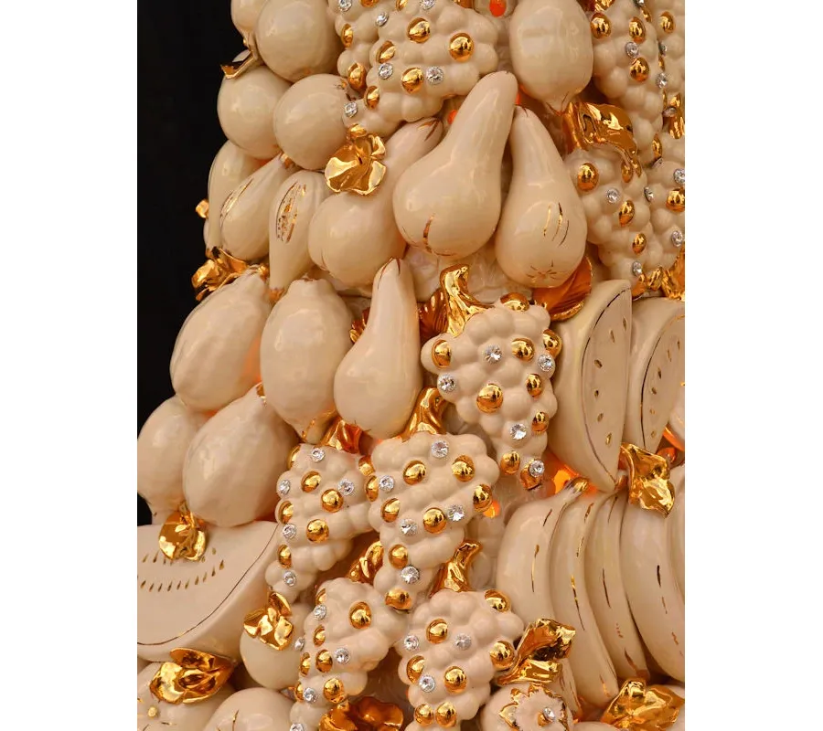 picture 3 Elegant gold pyramid