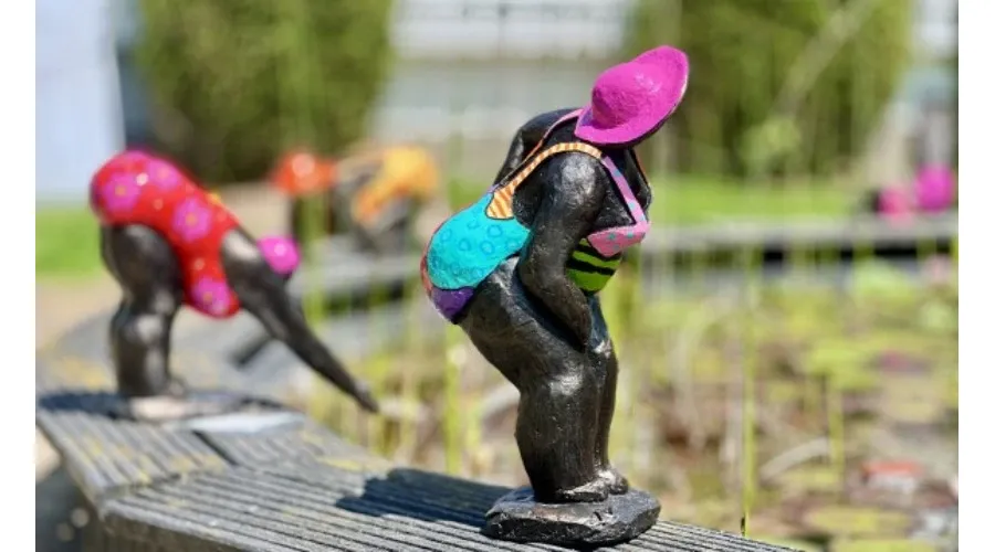 obrazek 3 Stylowa rzeźba z neolitu "Kobieta z ręką na pośladkach" - idealna ozdoba do ogrodu