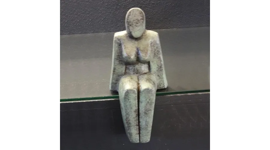 obrazek 1 Gustowna figurka z brązu "Siedząca kobieta" - wyjąkowy upominek dla bliskiej osoby