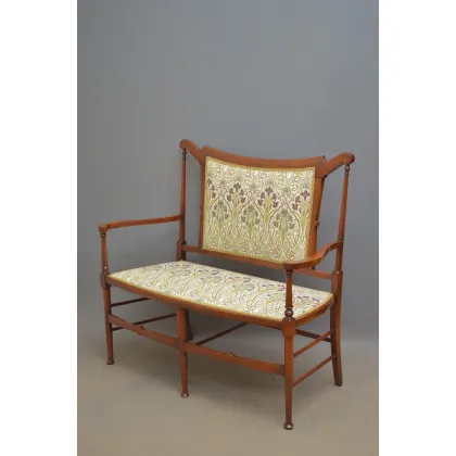 Zdjęcie Stylowa sofa w stylu secesyjnym, o profilowanej i inkrustowanej górnej poręczy,