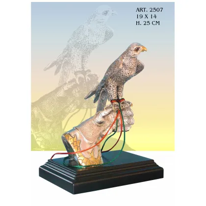 Zdjęcie Wyjątkowa figura orła na dłoni