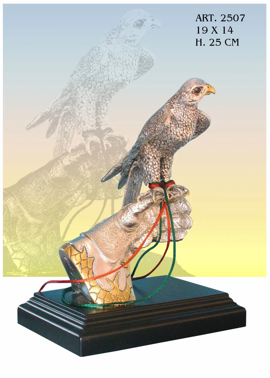 obrazek 1 Wyjątkowa figura orła na dłoni