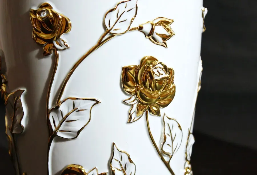 obrazek 3 Porcelanowy wazon z wypukłymi różyczkami zdobionymi jednym z trzech odcieni