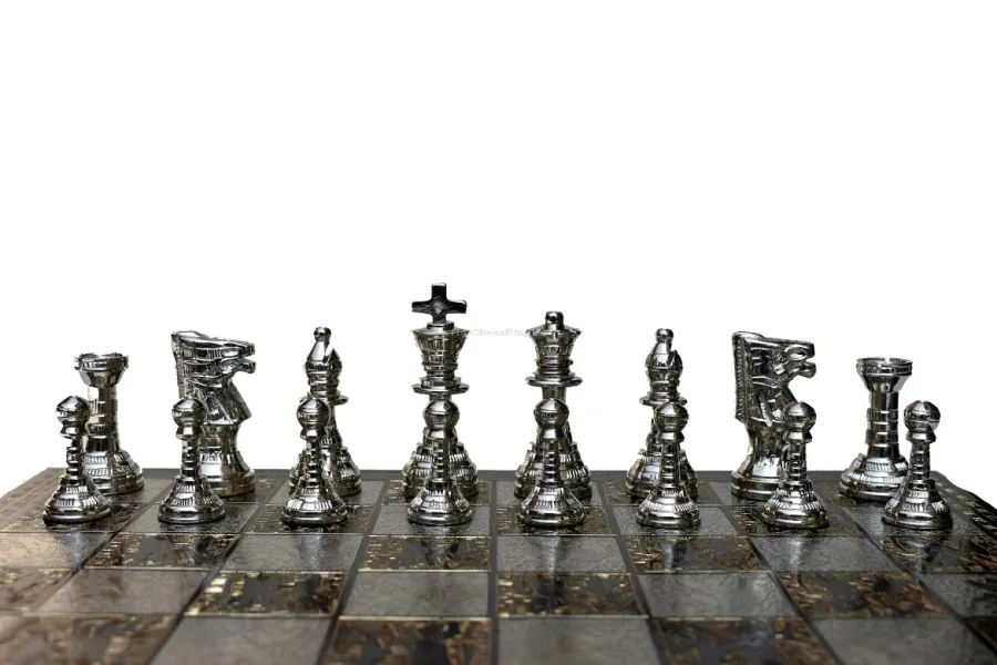 obrazek 3 Prestiżowy komplet szachowy sporządzony z mosiądzu - The Chess Empire