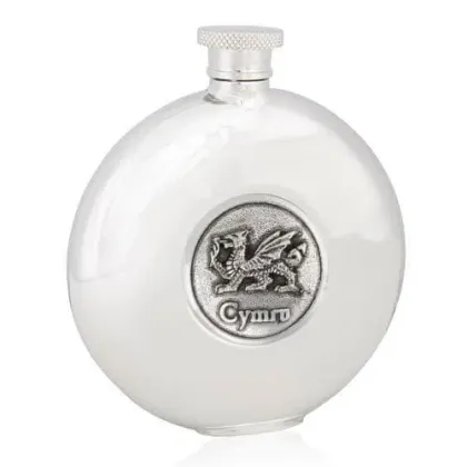 Zdjęcie Wyjątkowy prezent - piersiówka zdobiona walijskim smokiem z pewteru