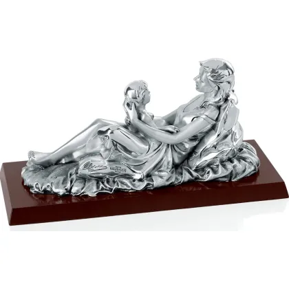 Zdjęcie Statuetka - matka z dzieckiem na prezent