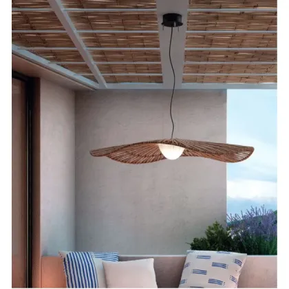 Zdjęcie Lampa wisząca - designerskie oświetlenie zewnętrzne domu